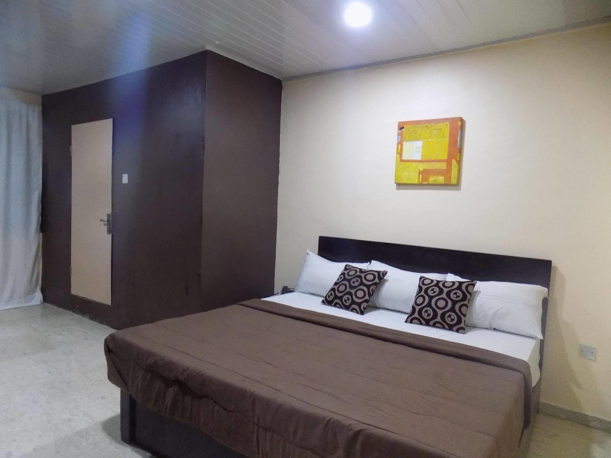 Posh Apartments And Hotel Ikeja Buitenkant foto